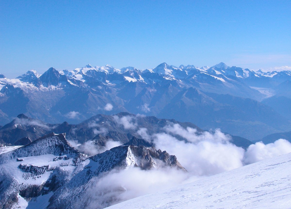 Wallis 2005 057.jpg - Ganz rechts etwas oberhalb der Bildmitte der größte Alpengletscher, der Aletschgletscher.